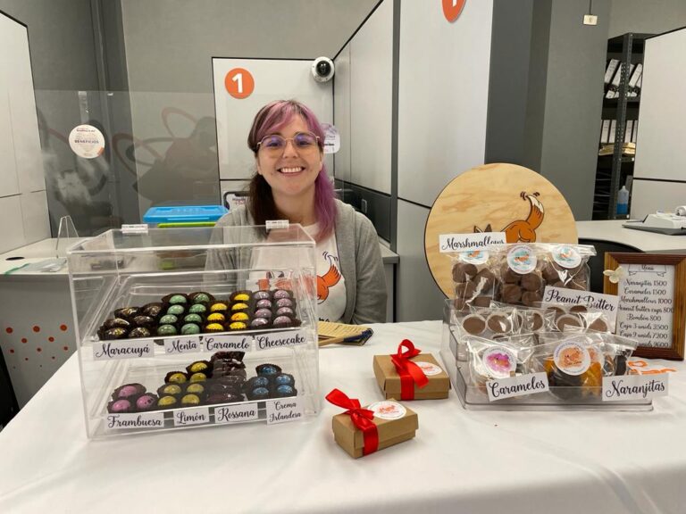 EMPRENDEDORAS OFRECEN PRODUCTOS EN AGENCIAS DEL BANCO POPULAR