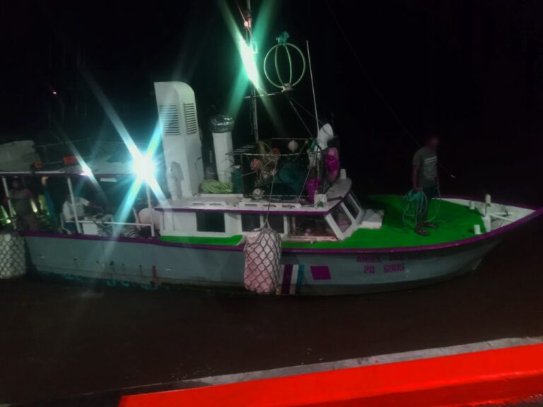 LANCHAS PESQUERAS CARGADAS CON ARMAS Y DROGA