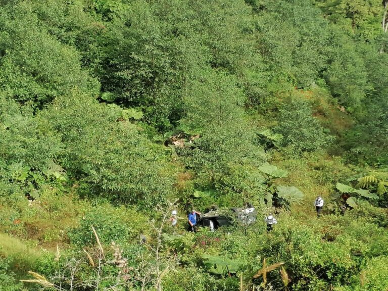 VEHÍCULO SE SALE DE LA VÍA Y CAE A PRECIPICIO