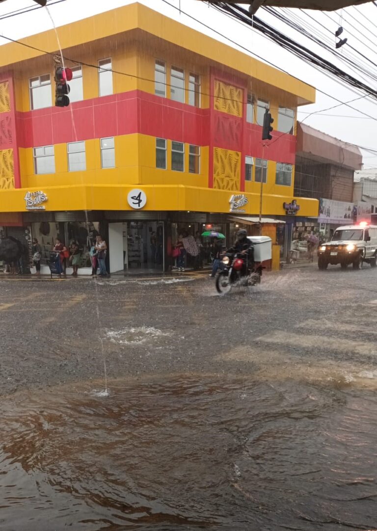 VARIOS PUNTOS DE HEREDIA PRESENTAN PROBLEMAS POR INUNDACIONES