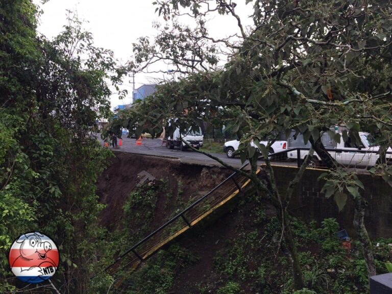 DESLIZAMIENTOS CAUSAN CIERRE DE VÍA EN SAN RAFAEL