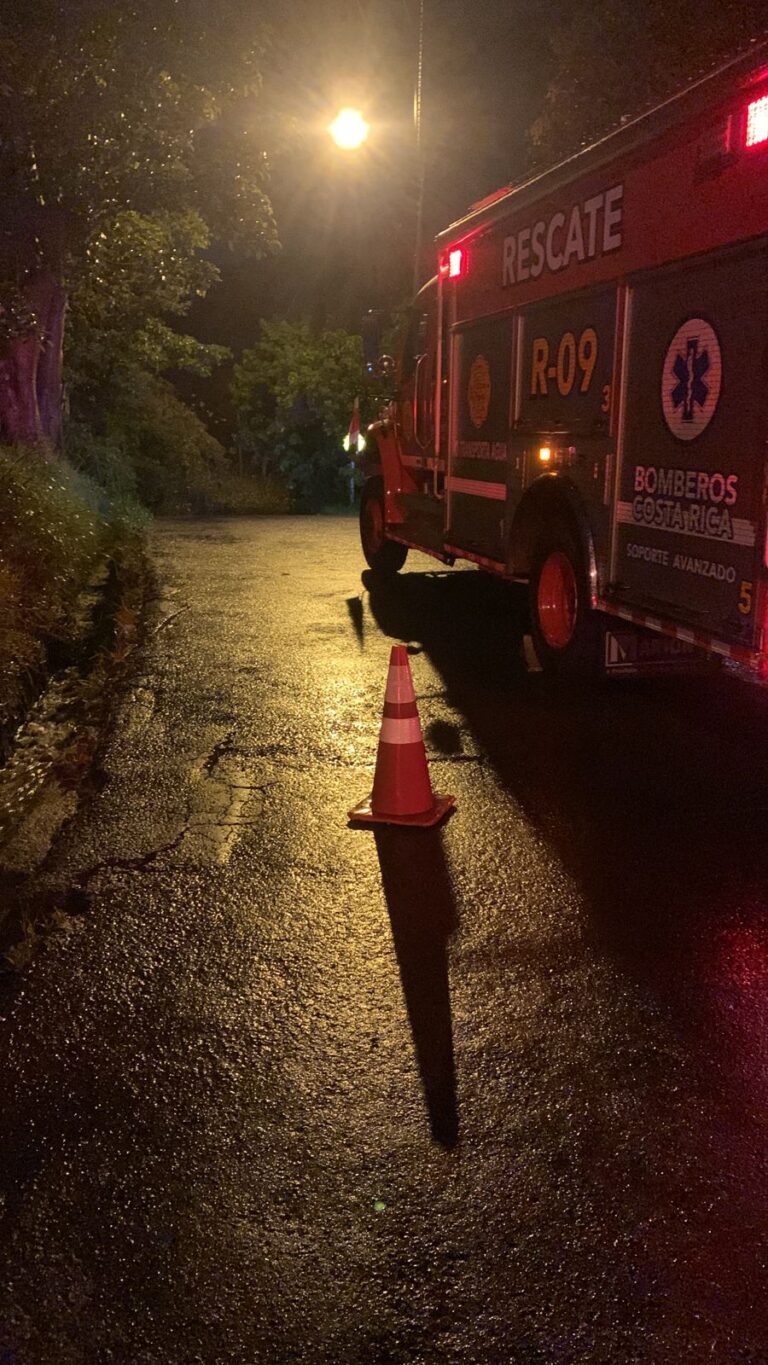 MOTOCICLISTAS ARRASTRADO AL RIO EN SANTO TOMAS