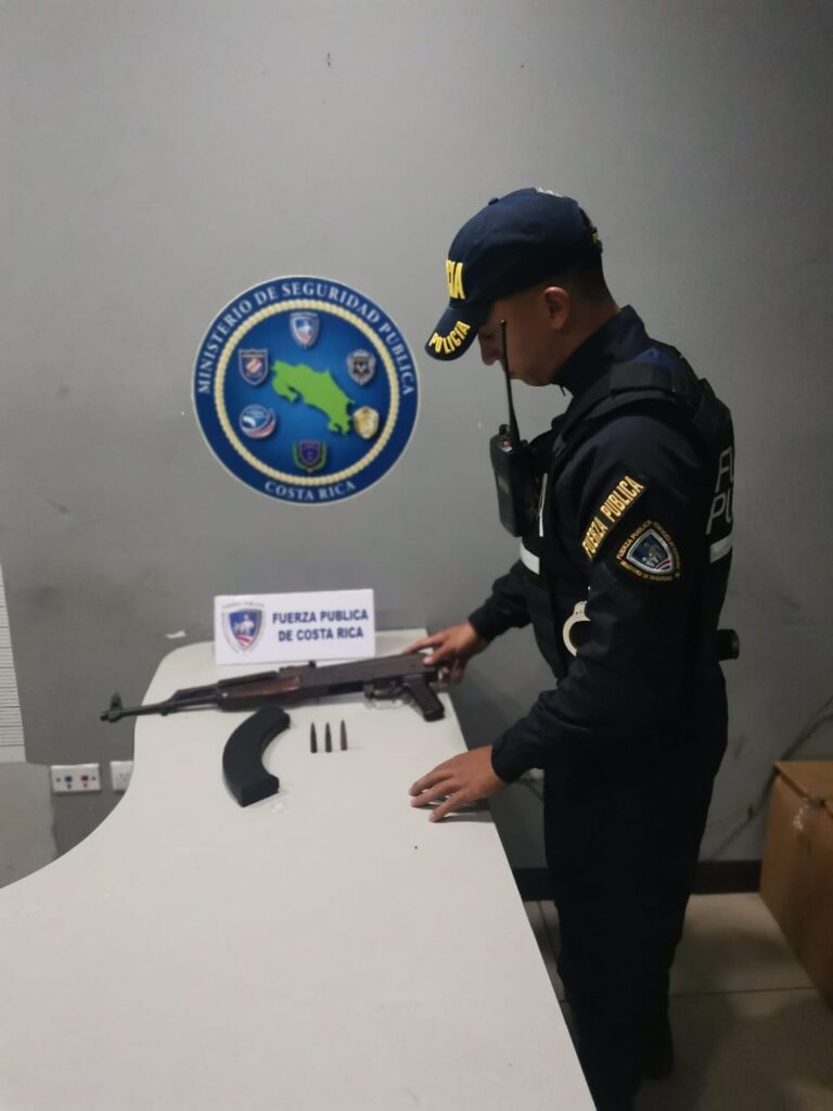 POLICÍA RECUPERA AK 47 DE UN TECHO