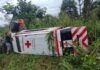 UNA PERSONA GRAVE TRAS VUELCO DE AMBULANCIA