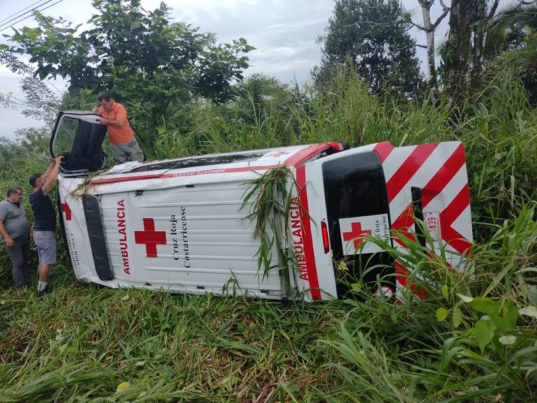 UNA PERSONA GRAVE TRAS VUELCO DE AMBULANCIA