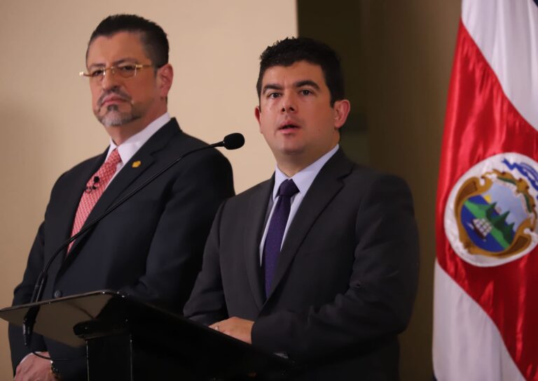 PRESIDENTE DESTITUYE A JERARCA DE LA CCSS ANTE DESACUERDO POR AUMENTO SALARIAL