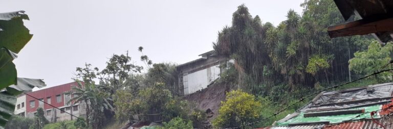 VIVIENDAS EN LOS LAGOS EN RIESGO DE CAER AL MARGEN DEL RÍO