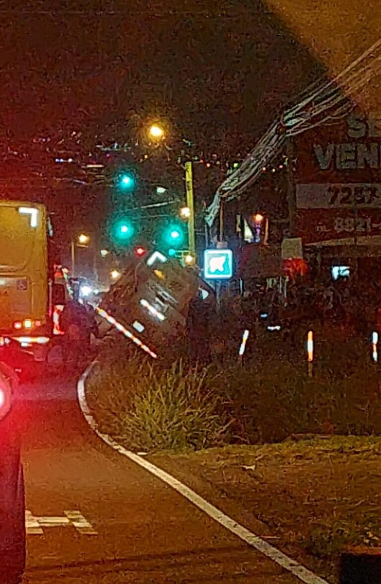 ACCIDENTE DE AUTOBÚS SALIENDO DE HEREDIA