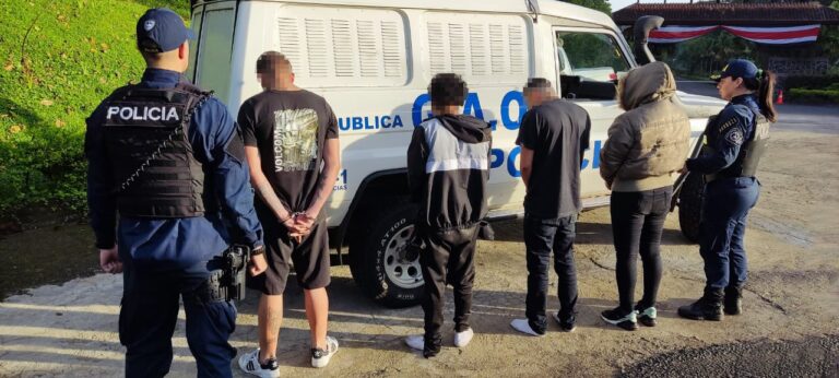 DETENIDOS POR ROBO LLEVABAN CHALECOS ANTIBALAS