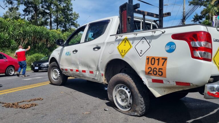 ROBAN CUATRO VEHÍCULOS DE LA ESPH