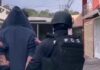 DETIENEN PAREJA POR VENDER DROGA CERCA DE ESCUELA EN LA AURORA