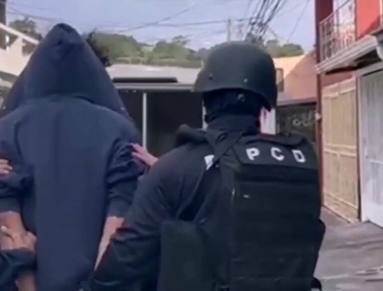 DETIENEN PAREJA POR VENDER DROGA CERCA DE ESCUELA EN LA AURORA