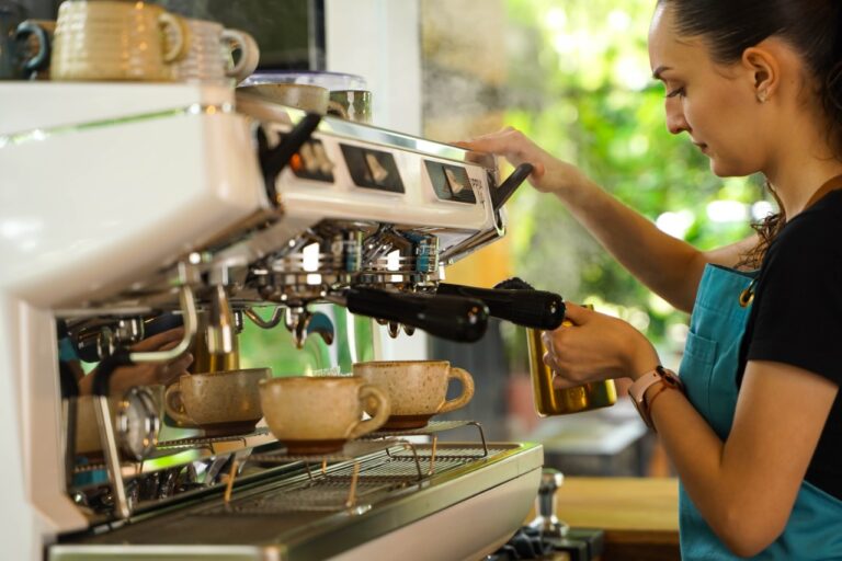 HERMANOS ABREN MODERNA CAFETERÍA CON CAFÉS DE ALTA CALIDAD