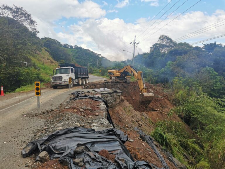 HABILITADO PASO POR EL HUNDIMIENTO EN CAMBRONERO