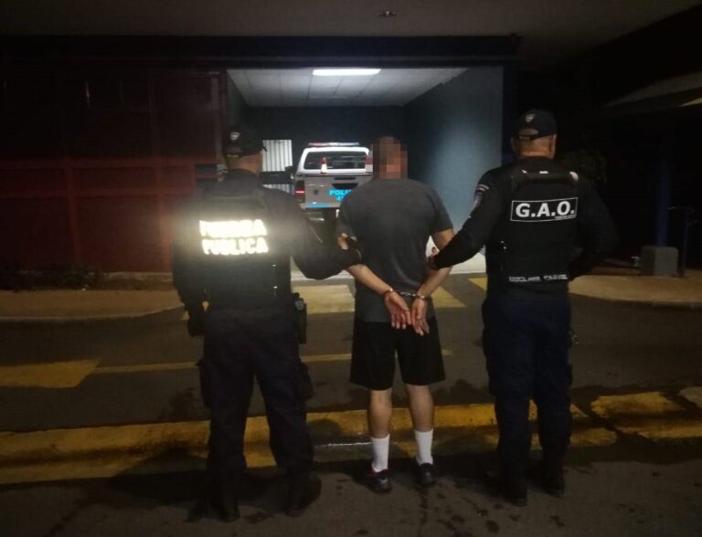 LO DETIENEN POR CONDUCIR EBRIO Y LE ENCUENTRAN UN ARMA Y MUNICIONES
