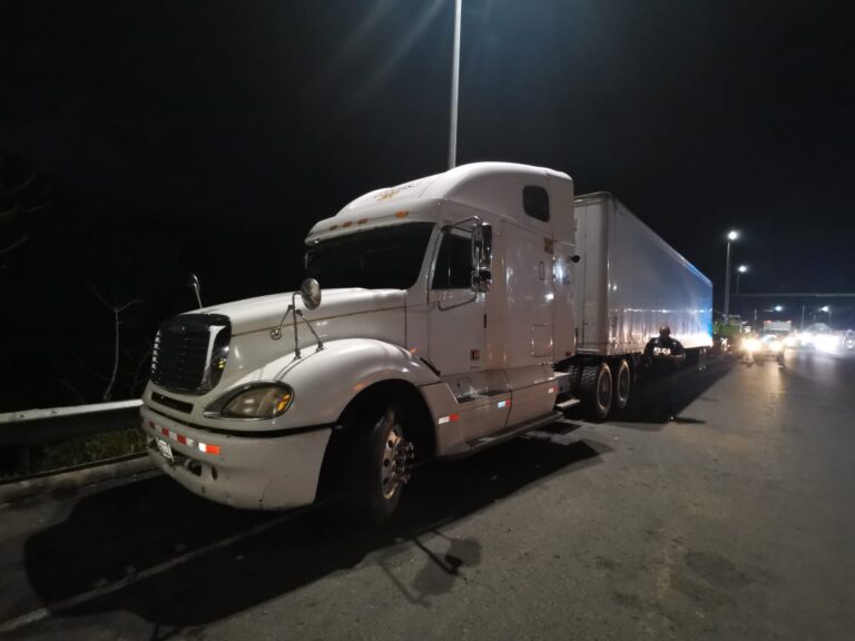 POLICÍAS EVITAN ROBO DE DOS CAMIONES Y RESCATAN A CONDUCTORES