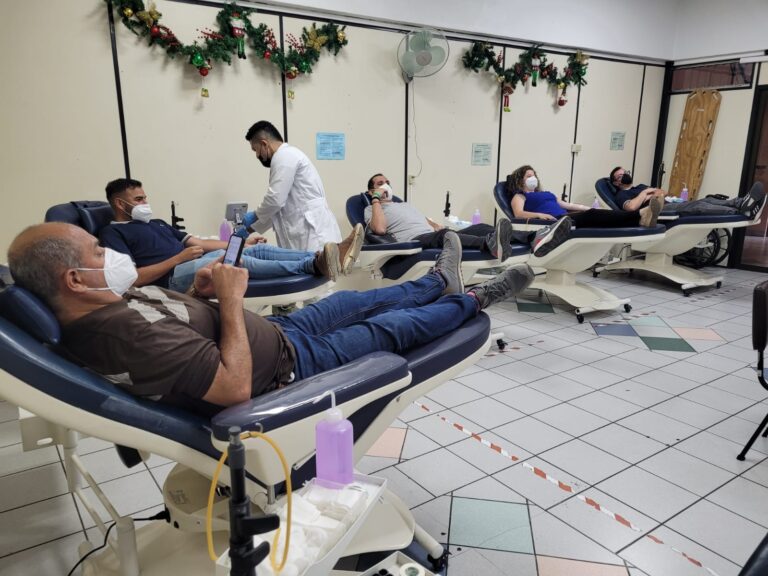 TRABAJADORES DE GLOBAL VÍA DONAN SANGRE, COMO REGALO DE NAVIDAD