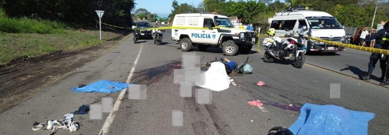 PAREJA DE MOTOCICLISTAS MUERE AL COLISIONAR CON TRAILER