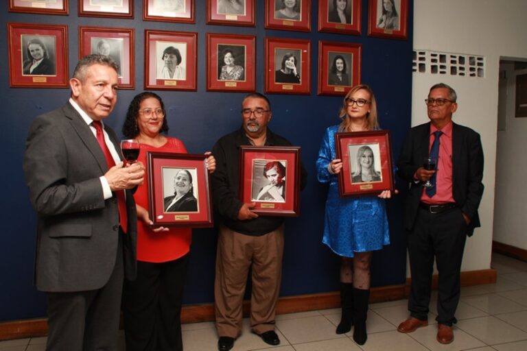COLEGIO DE PERIODISTAS RINDE HOMENAJE A DIRECTORA DEL PERIODICO HEREDIA HOY