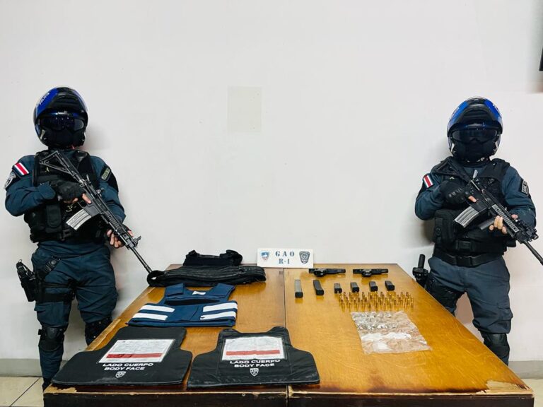 EN BOLSA DE BASURA LLEVAN DROGA, ARMAS Y CHALECOS