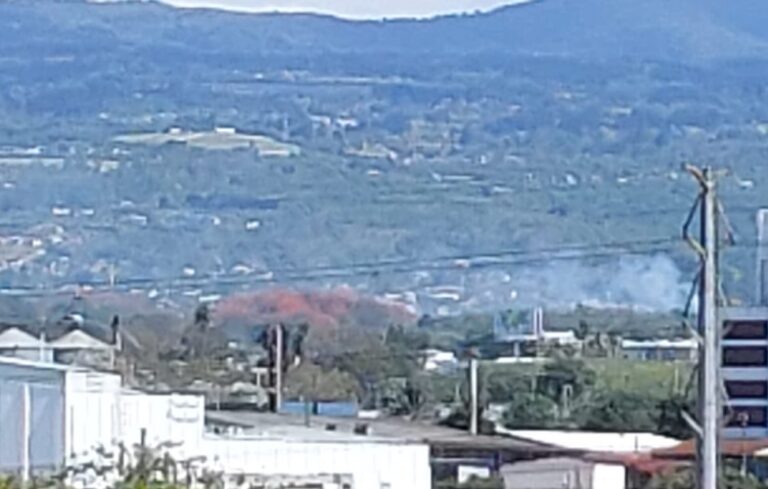QUEMA DE CHARRAL AMENAZA VIVIENDA EN SAN PEDRO DE BARVA