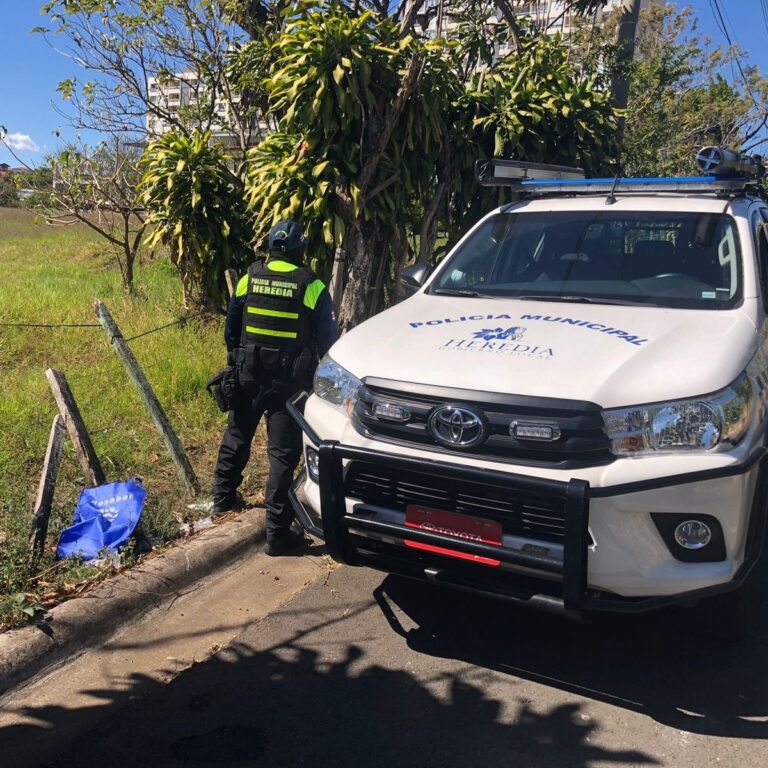 TRAS EVADIR RETÉN, LANZA KILO COCAÍNA PERO AUTORIDADES LO DETIENEN Y ALLANAN VIVIENDA