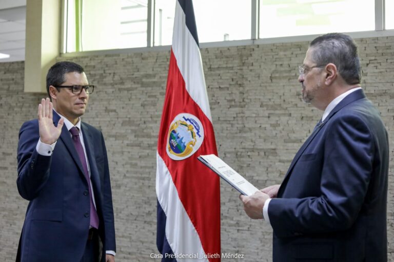 PRESIDENTE CHAVES PIDIÓ RENUNCIA A 4 MIEMBROS DEL GABINETE