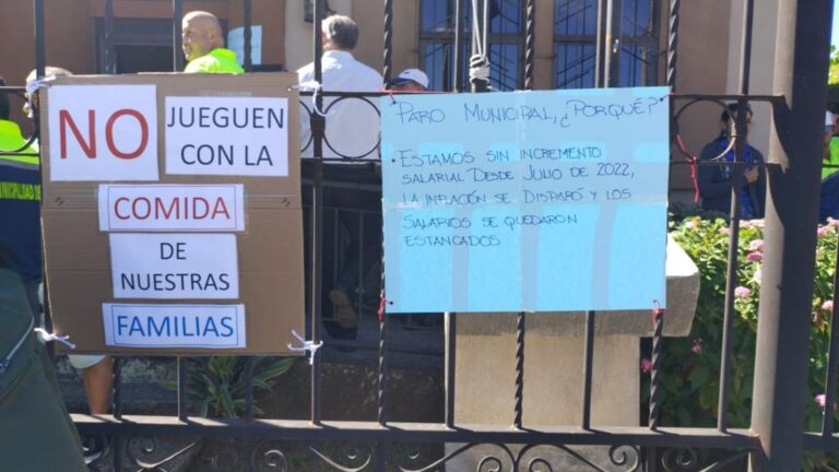 HUELGA EN MUNICIPALIDAD DE FLORES POR AUMENTO SALARIAL