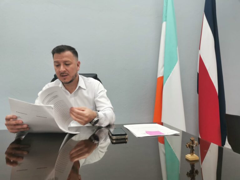 JORGE ACUÑA SE DEJA LA ALCALDÍA BARVEÑA POR GOLEADA