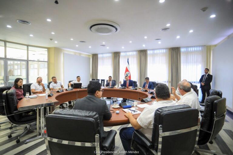 GOBIERNO PROPONE IGUALDAD DE CONDICIONES ENTRE TAXISTAS Y CONDUCTORES DE PLATAFORMAS