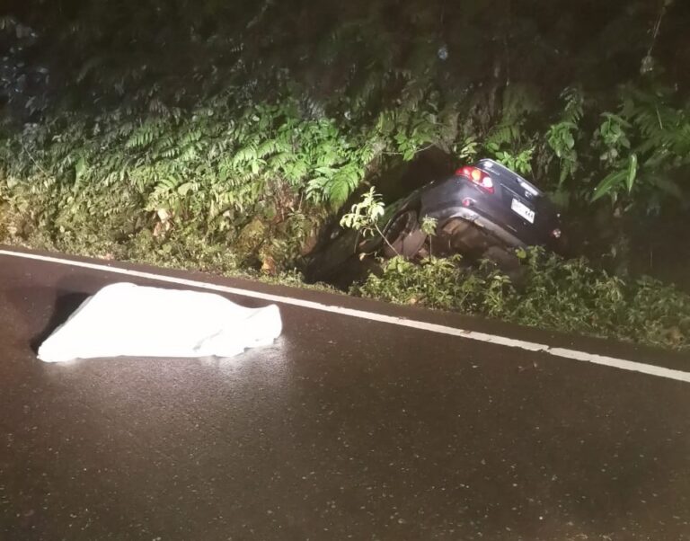 UN MUERTO Y UN HERIDO EN VUELCO EN LA 32