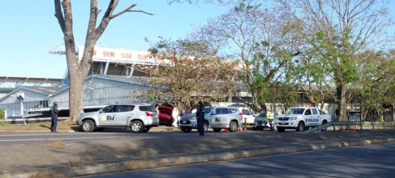 DOS JÓVENES MUEREN TRAS CHOCAR CONTRA ÁRBOL ESTA MADRUGADA