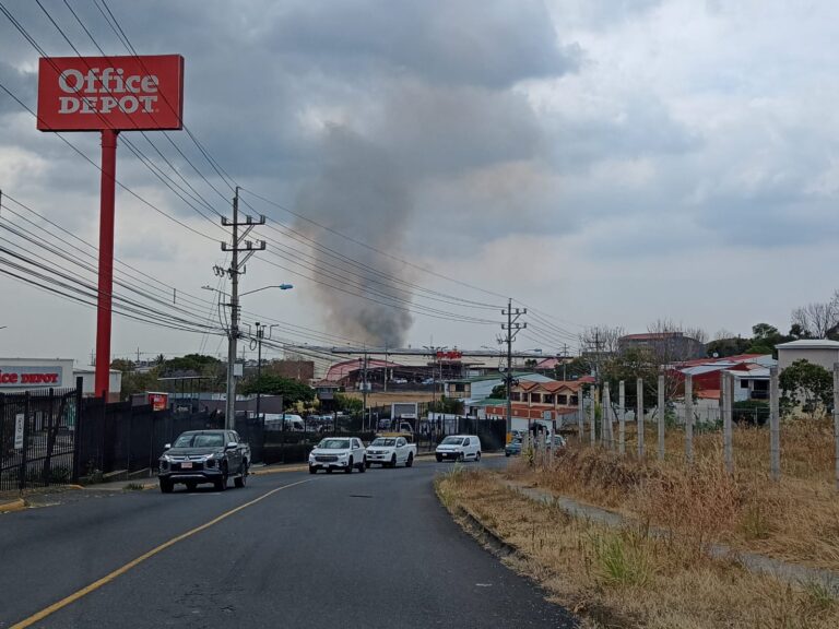 INCENDIO DETRÁS DE ALMACENES EL REY EN GUARARI