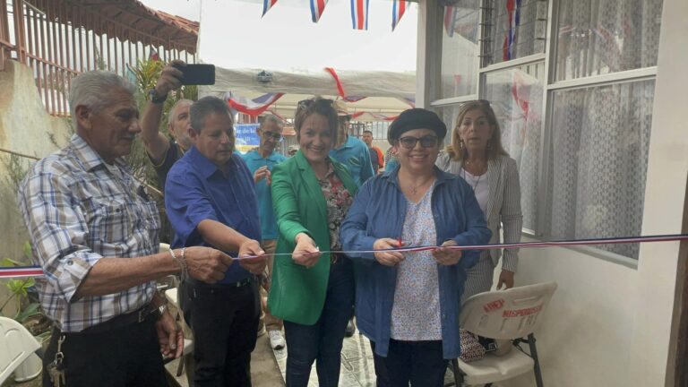 LOS NÍSPEROS ESTRENA SALÓN COMUNAL