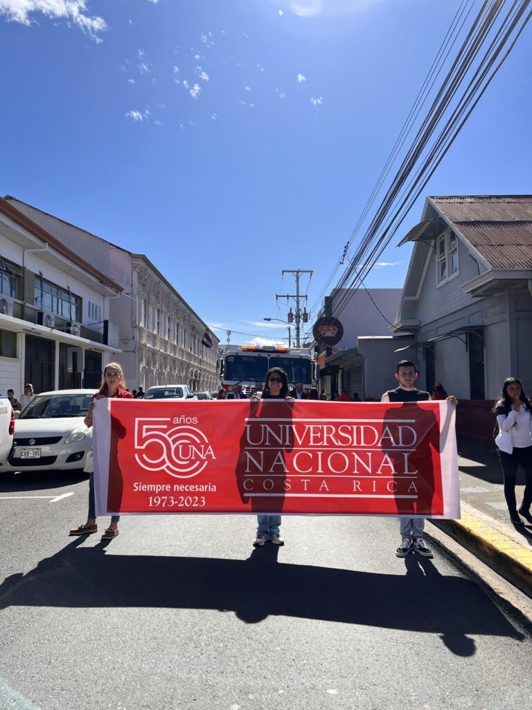POR MEDIA CALLE LA UNIVERSIDAD NACIONAL CELEBRÓ SUS 50 AÑOS