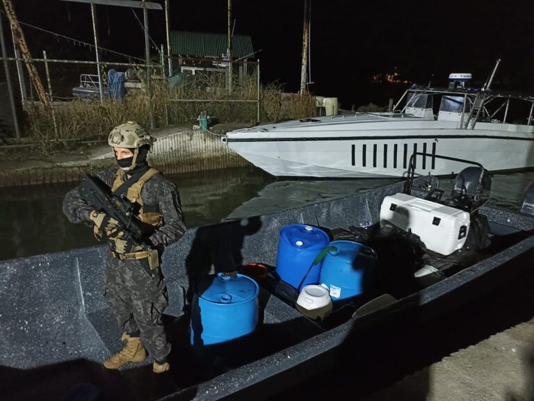 CAPTURAN LANCHA CON MÁS DE UNA TONELADA DE COCAÍNA