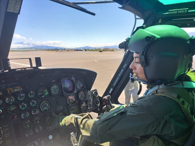 PAÍS CUENTA CON LA PRIMERA MUJER CAPITANA DE HELICÓPTERO UH1