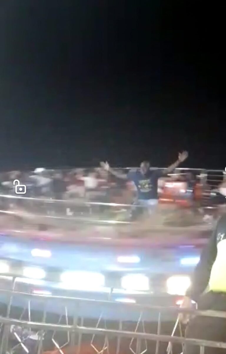 HOMBRE SALE EXPULSADO DE LA TAGADA