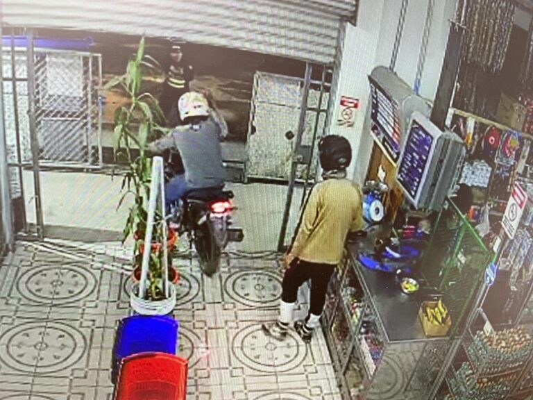 POLICÍAS DETIENEN LADRONES EN PLENO ASALTO A SUPERMERCADO