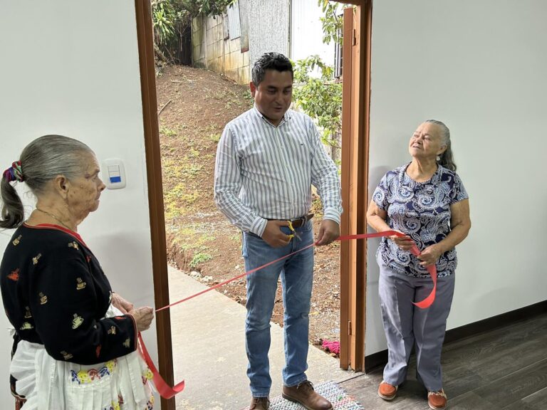 FLORES ESTRENA CASA DEL ADULTO MAYOR