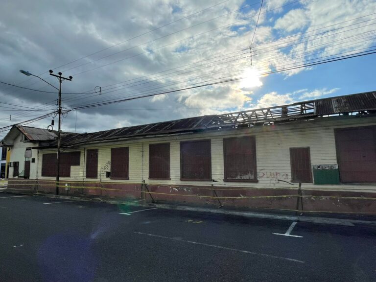 EDIFICIO DEL VIEJO HOSPITAL DE HEREDIA DICE ADIÓS