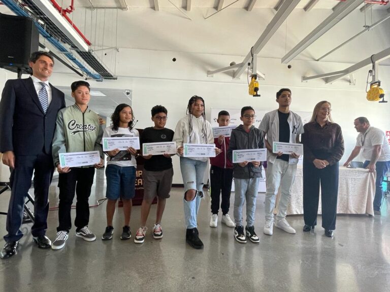 TRES JÓVENES DE GUARARÍ GANAN BECA DEL 100% PARA LA UNIVERSIDAD