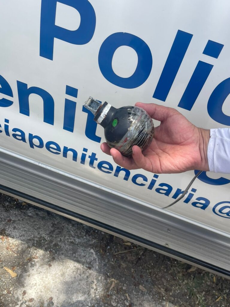 CON GRANADA AMENAZAN A POLICÍAS DE LA REFORMA