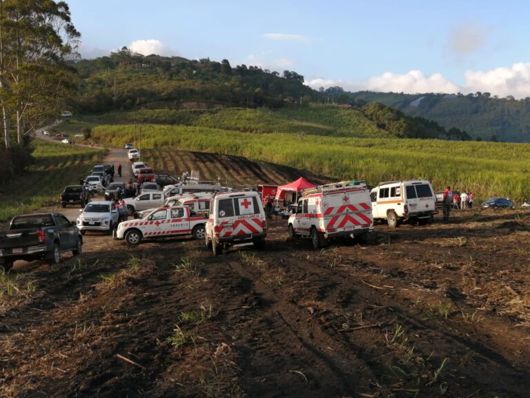CON BUZOS BUSCAN HOY CUERPO DE BEBÉ RAPTADA