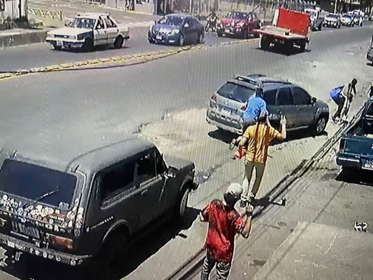 MADRE E HIJA ARROLLADAS POR VEHÍCULO EN ASERRÍ