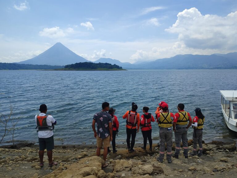 RECUPERAN CUERPO DE JOVEN EN LAGO DEL ARENAL
