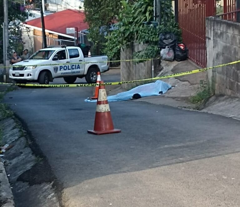 A PUÑALADAS ASESINAN HOMBRE EN ATENAS