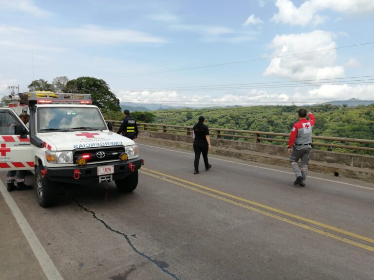 CRUZ ROJA RECUPERA CUERPO DE HOMBRE QUE SE LANZÓ AL RÍO