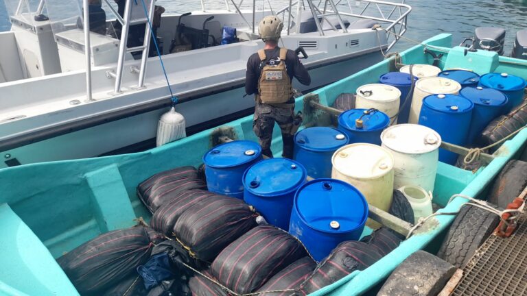 AUTORIDADES INTERCEPTAN LANCHA RÁPIDA CARGADA DE MARIHUANA