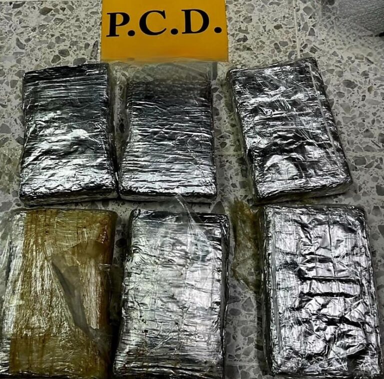 VENÍA DE ROMA CON COCAÍNA Y METANFETAMINAS EN LA MALETA